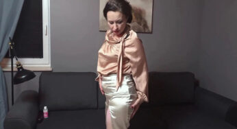 Wanilianna çoraplı kıllı amına anal dildo sokup kuduruyor